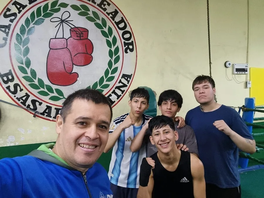 Grupo de boxeadores y atletas fueguinos posando antes de viajar a competencias nacionales