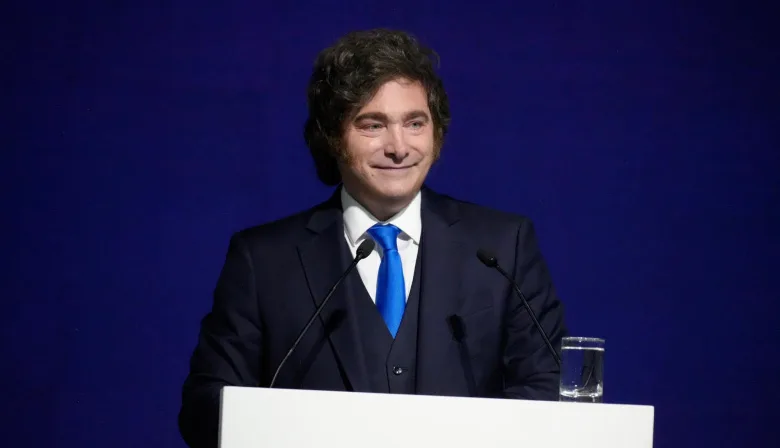 Javier Milei hablando en conferencia de prensa sobre reforma del Banco Central