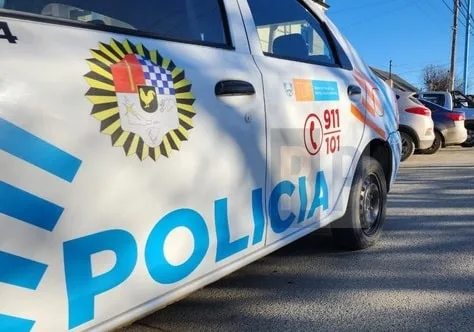 Policía deteniendo a un joven en las calles de Río Grande, Tierra del Fuego