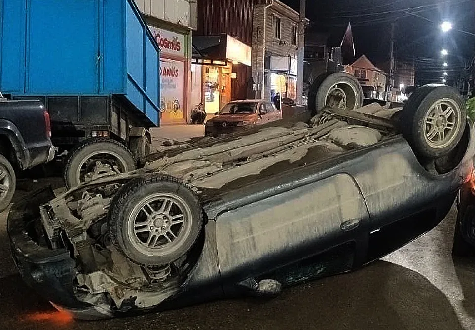 Auto volcado sobre la calle en la intersección de Kuanip y Perón, Ushuaia