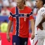 Erling Haaland saliendo del campo de juego durante el partido ante Inglaterra