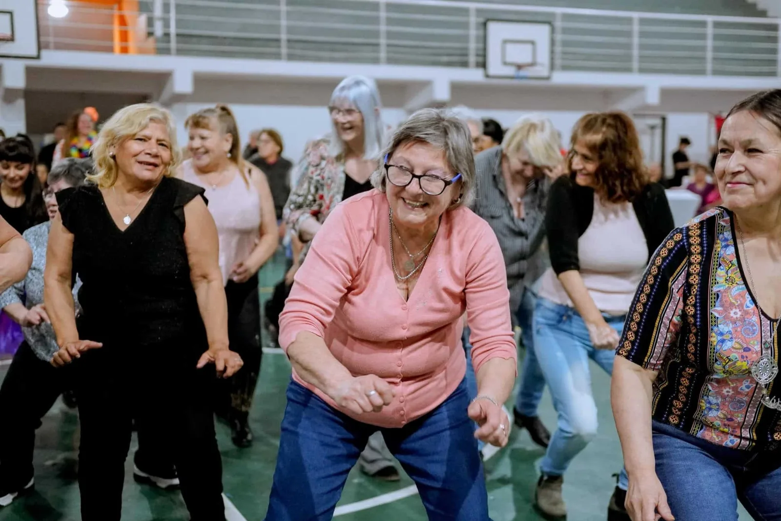 Adultos mayores bailando y compartiendo en un salón comunitario de Ushuaia