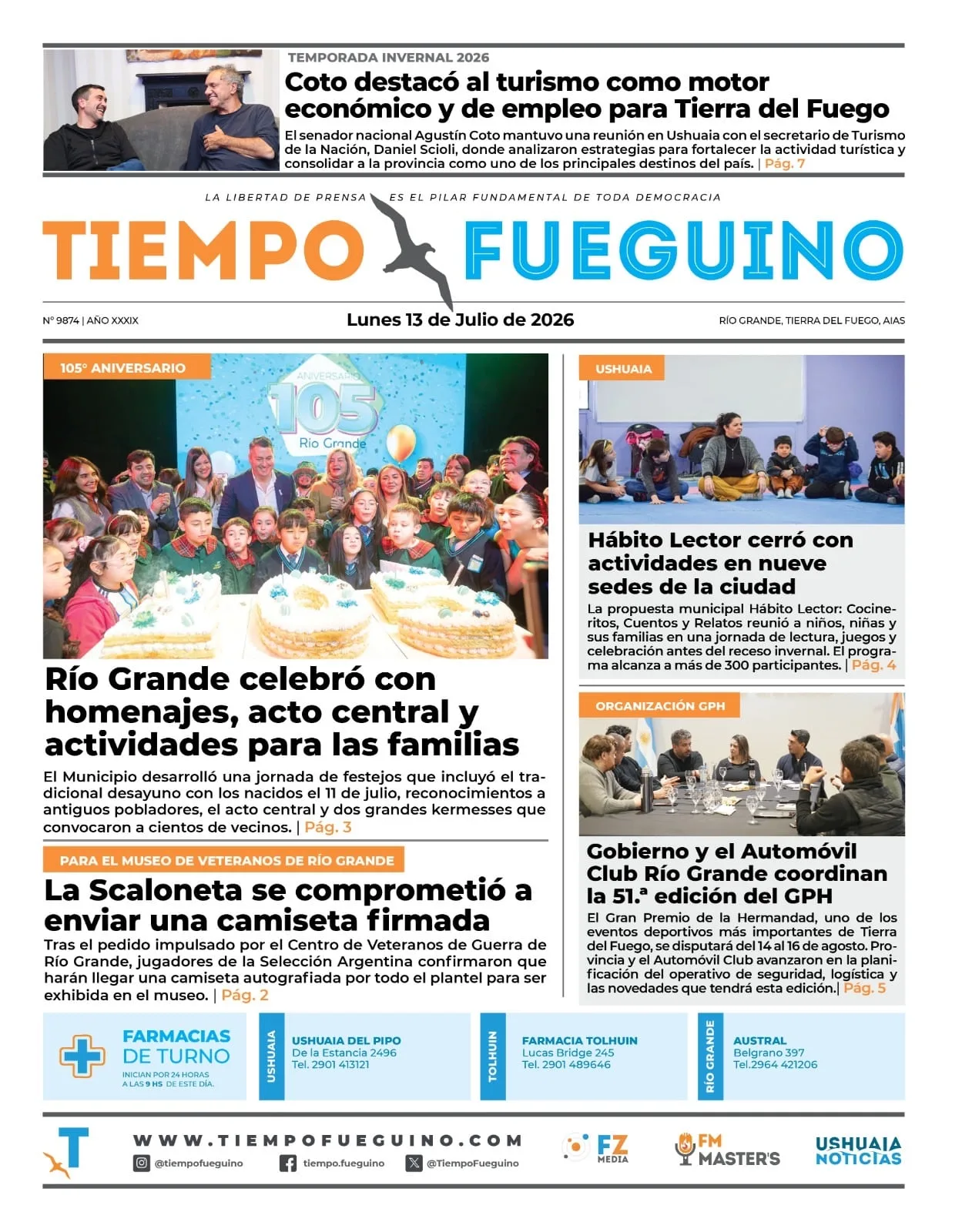 Diario abierto sobre mesa de madera con portada del 13 de julio y paisaje de Ushuaia al fondo