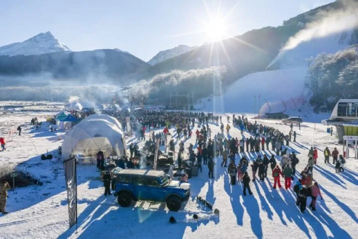 Escenario iluminado con fuegos artificiales durante la Fiesta Nacional del Invierno en Cerro Castor