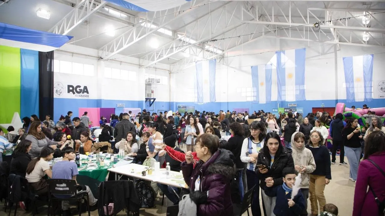 Familias riograndenses reunidas en la costanera durante el festejo de los 105 años de la ciudad