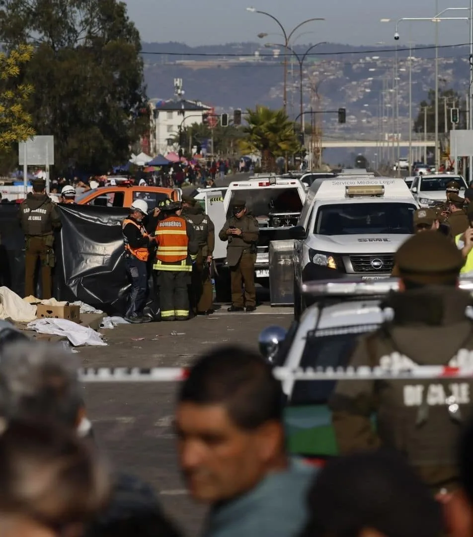 Vehículo militar incrustado entre puestos de una feria al aire libre en Viña del Mar tras el atropello masivo