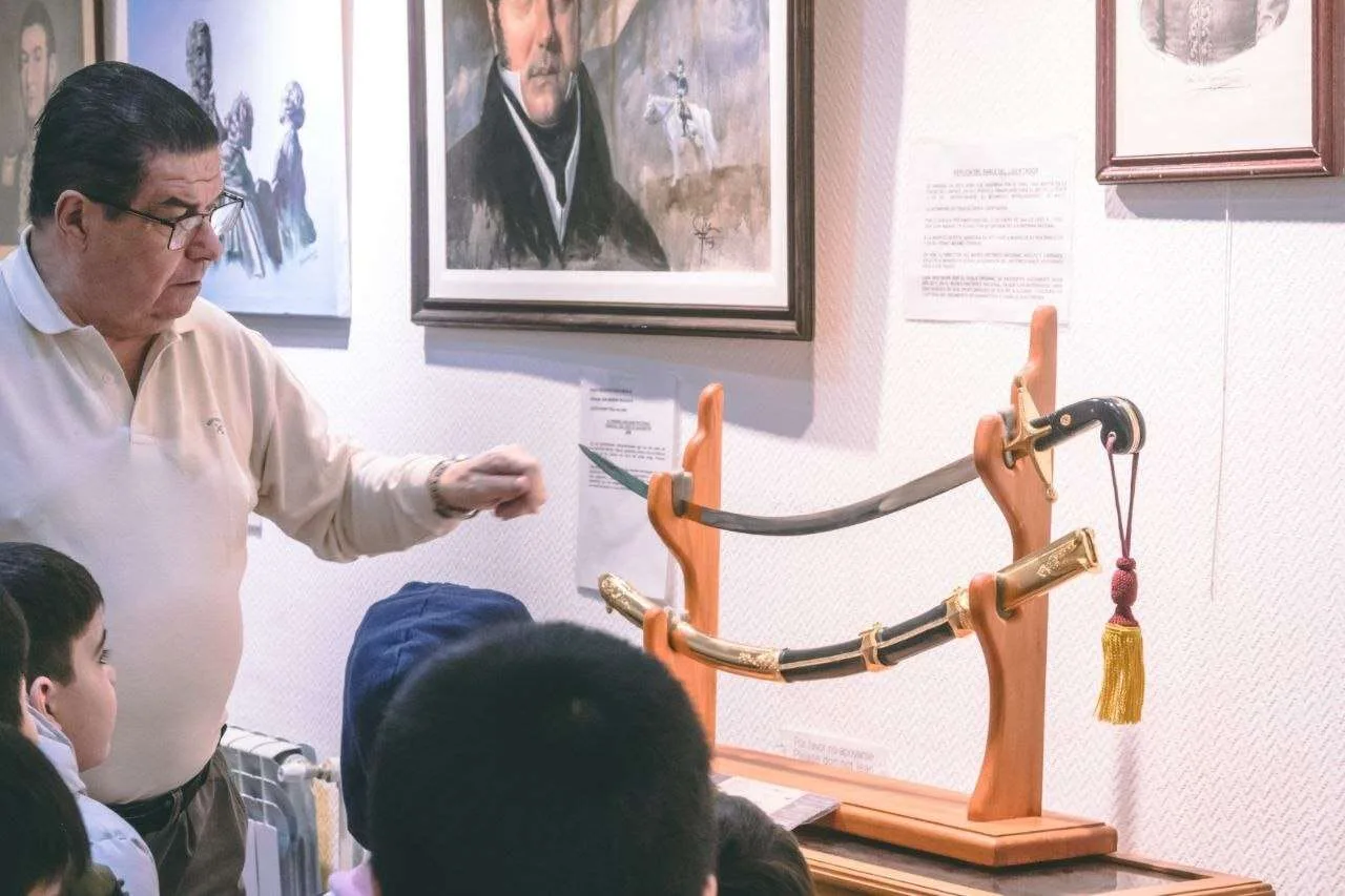 Niños y niñas de Ushuaia recorrieron la XIX Muestra del Libertador San Martín en la Casa Beban