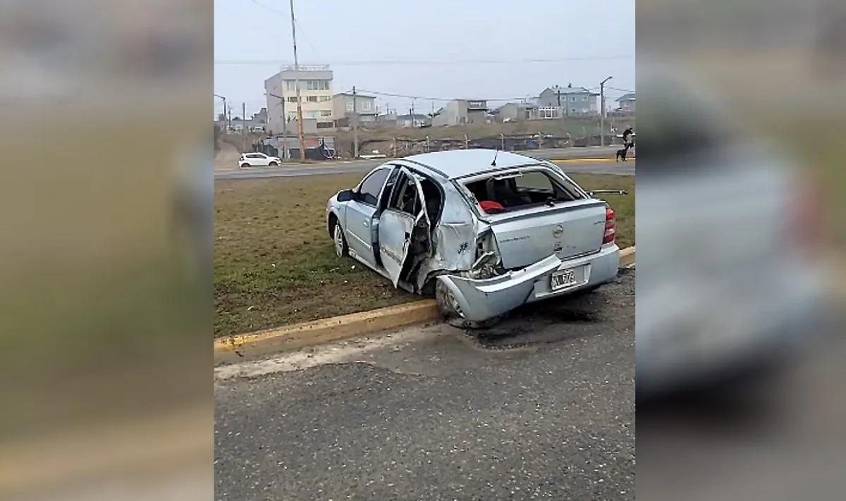 Borracho y sin carnet: volantazo, despiste y heridos en la rotonda del Cristo