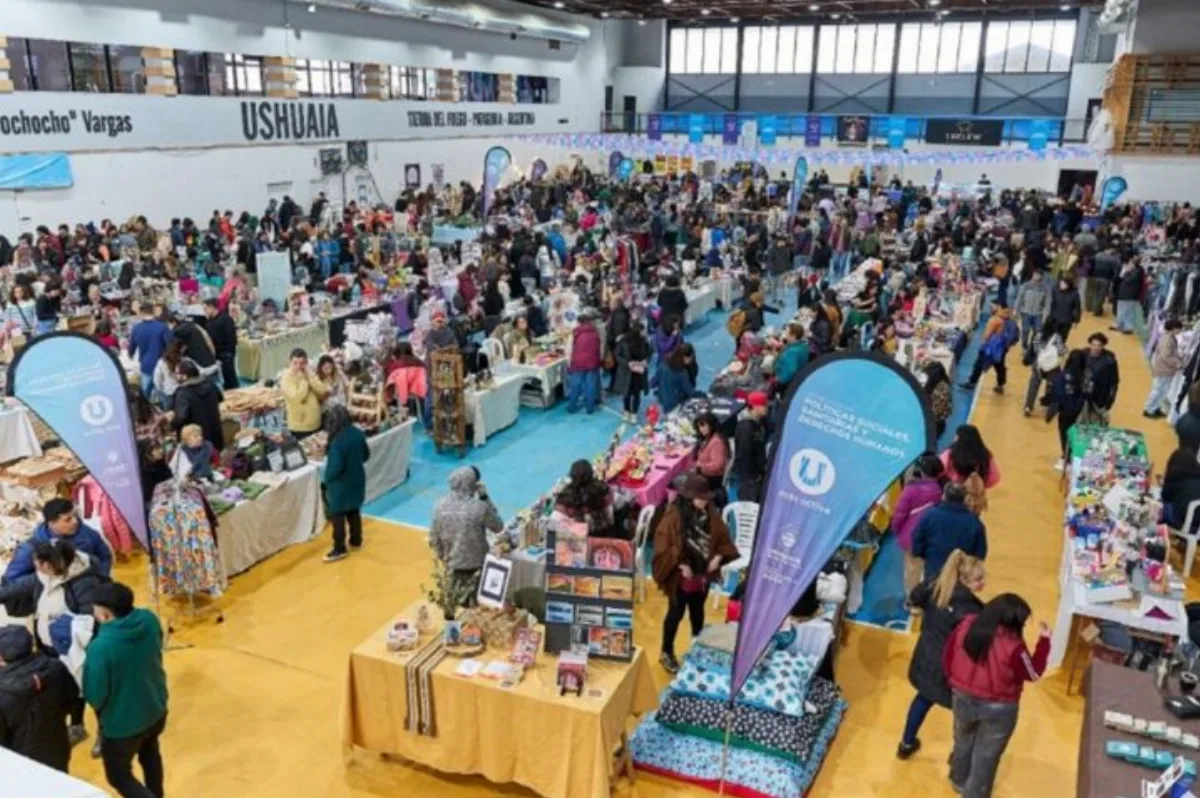 Cientos de vecinos acompañaron la Expo Emprendiendo y el Mercado Concentrador en Ushuaia