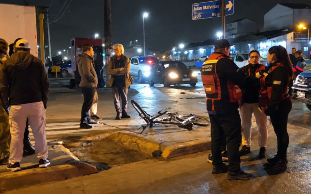 Ciclista hospitalizada tras ser embestida por una camioneta en Río Grande