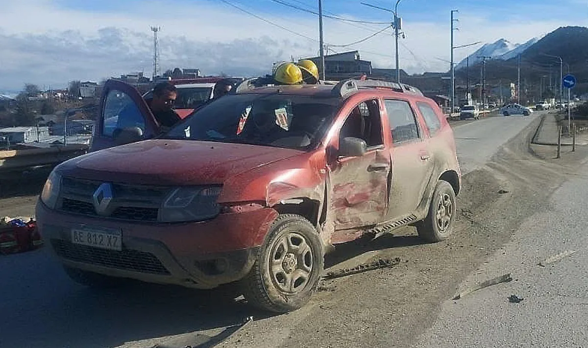 Colisión entre Renault Duster y Toyota Corolla Cross en el ingreso al Valle de Andorra