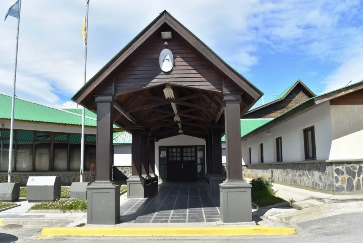 Condenan a prisión efectiva a una mujer por agredir a una policía en Ushuaia