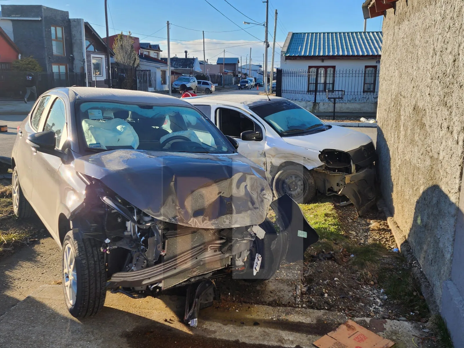 Dos autos chocaron y terminaron contra una casa en Chacra IV de Ushuaia