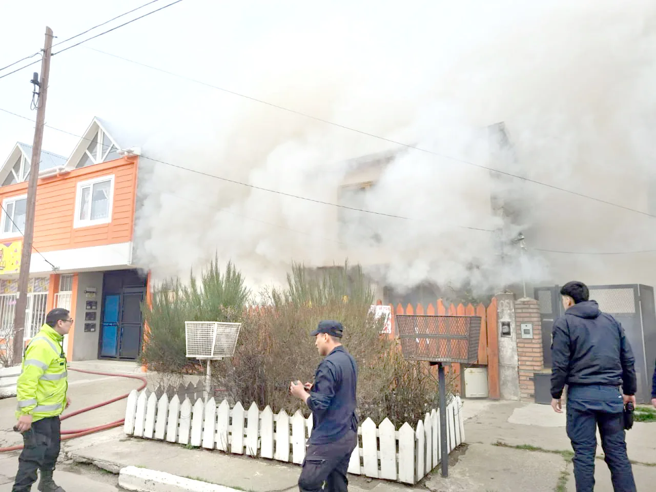 Dos policías ingresaron a una casa en llamas y salvaron a una mujer y un hombre en Ushuaia