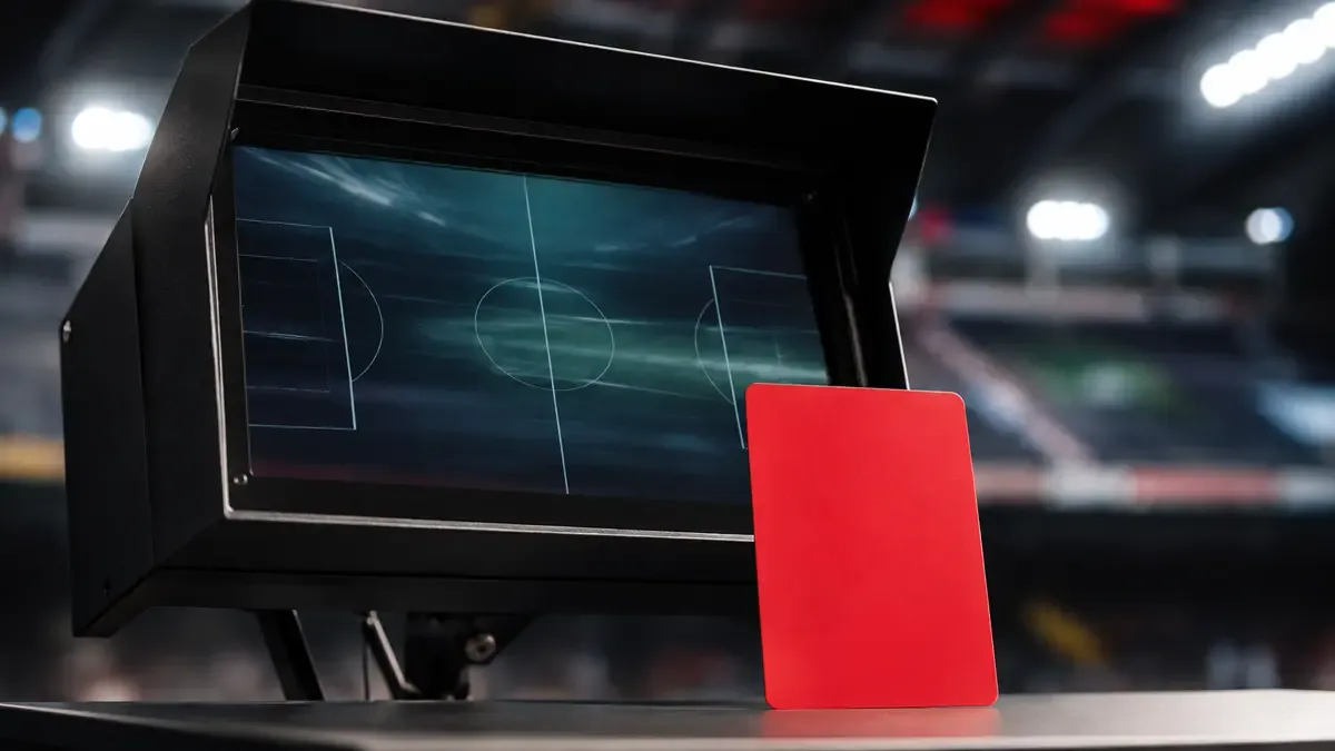 Revision VAR y expulsion en futbol