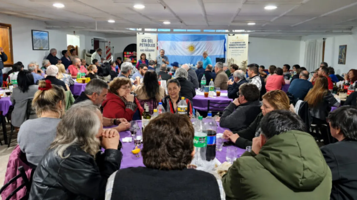 Emotivo reencuentro de la familia ypefiana en Río Grande: más de 110 ex trabajadores se reunieron