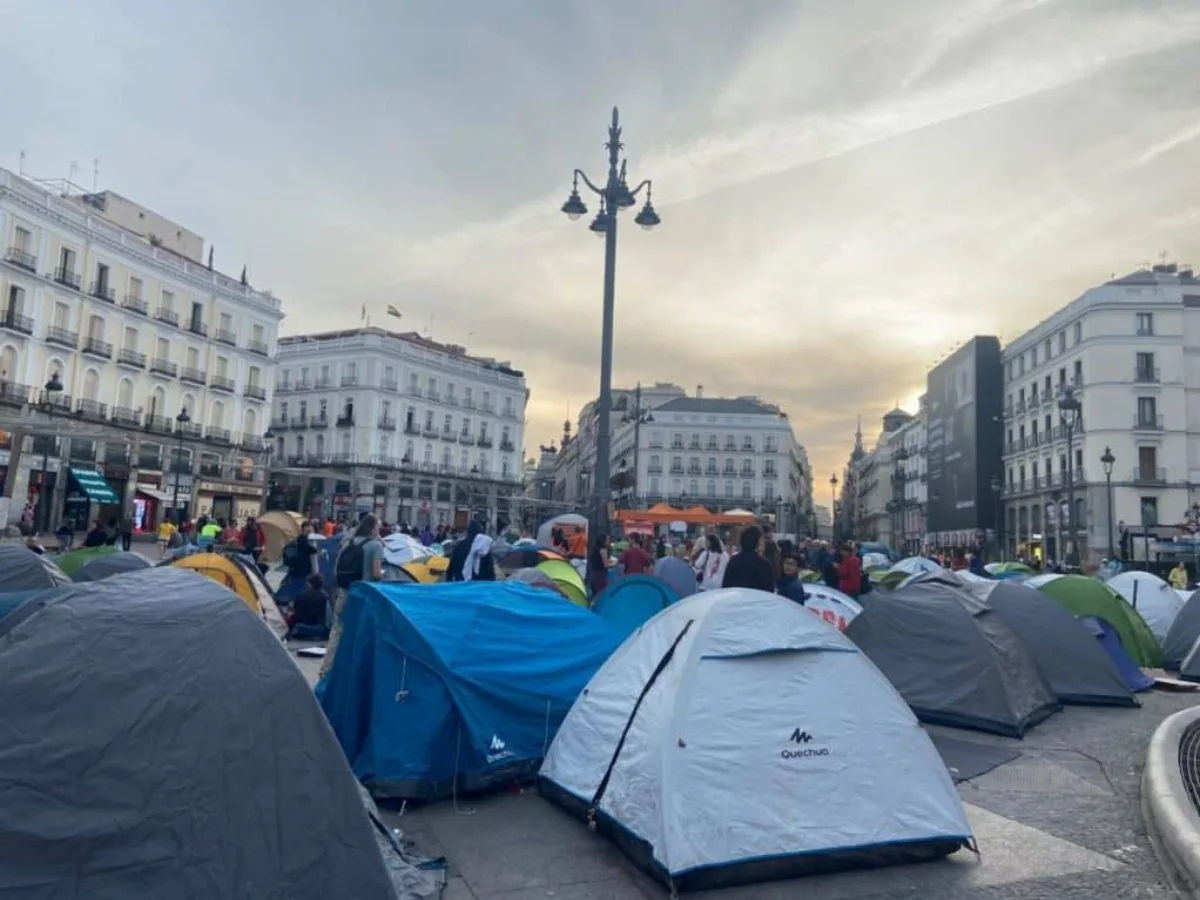 España paraliza desalojos hasta 2030 ante crecientes protestas por vivienda