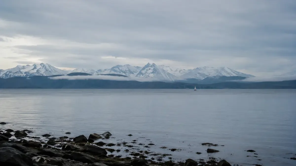 Canal de Beagle con montañas nevadas de fondo visto desde Ushuaia