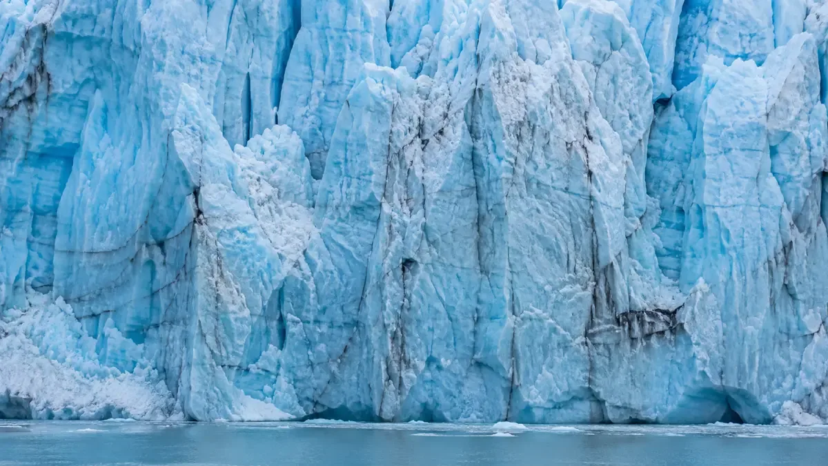 Pared de un glaciar patagónico con hielo azulado