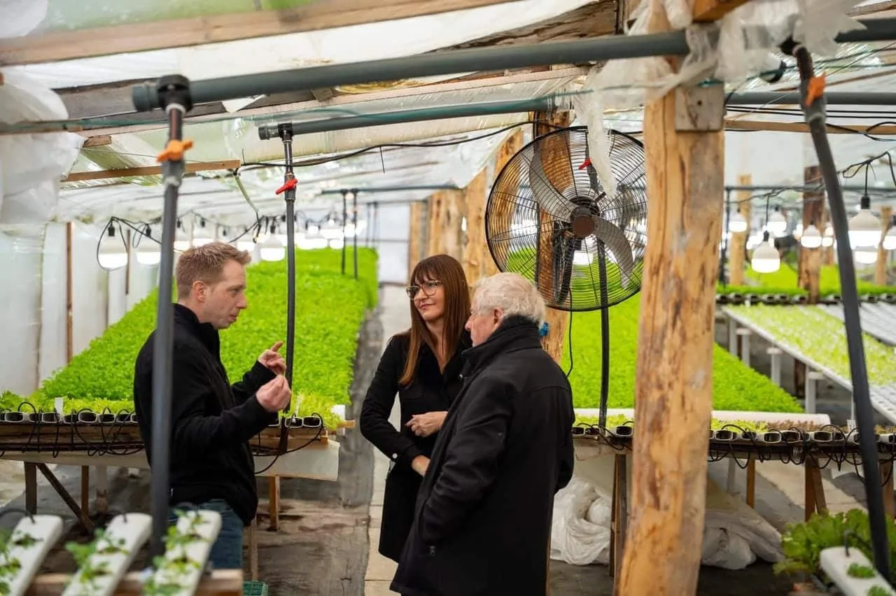 Gobierno provincial visita vivero en Tolhuin para potenciar lazos entre emprendimientos