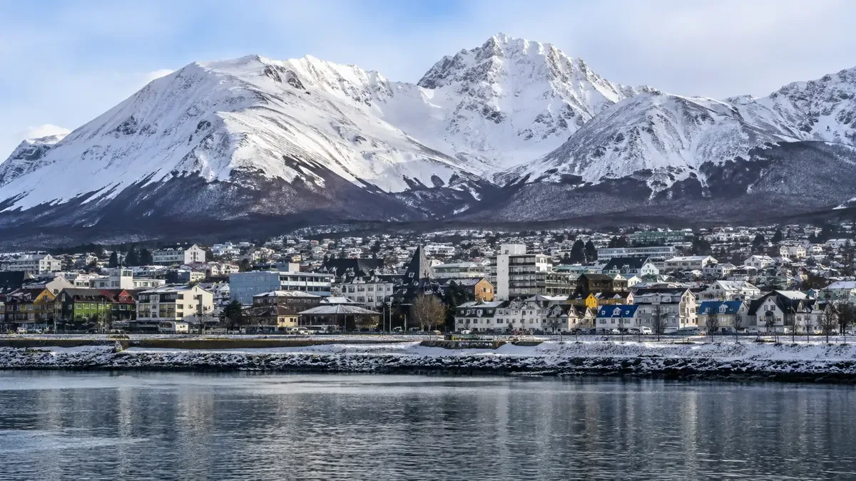 Paisaje invernal de Ushuaia con montañas y costa