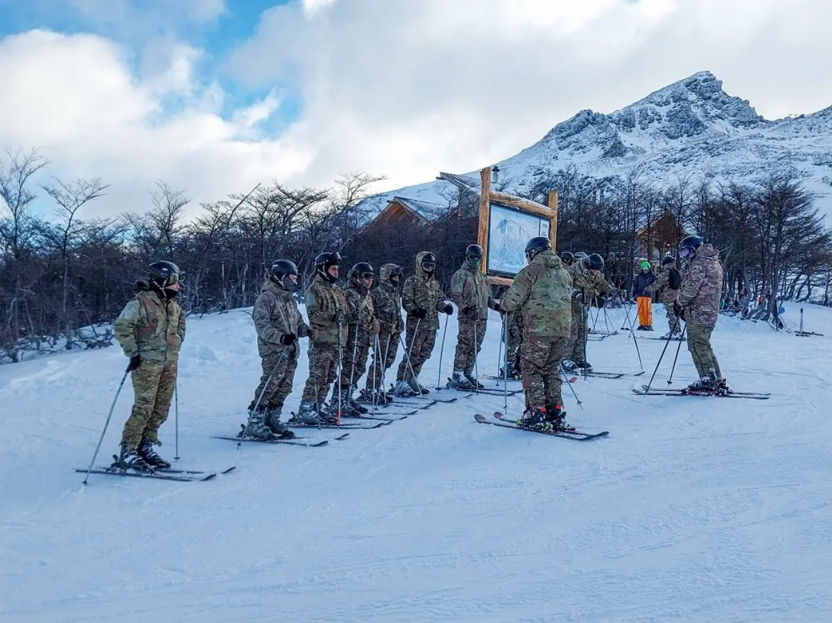 Marineros del BIM Nº4 inician adiestramiento en esquí y técnicas de baja montaña en Ushuaia