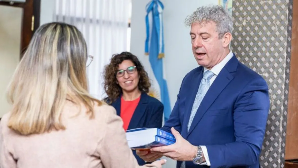 Löffler donó el II Tomo de la Constitución comentada a la Biblioteca de la Legislatura
