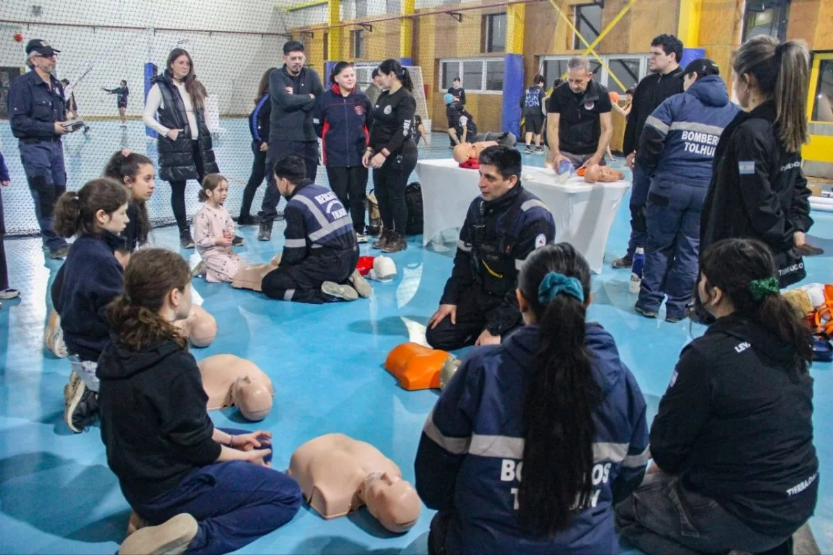 Más de 80 tolhuinenses se capacitaron en RCP y primeros auxilios en la Casa del Deporte