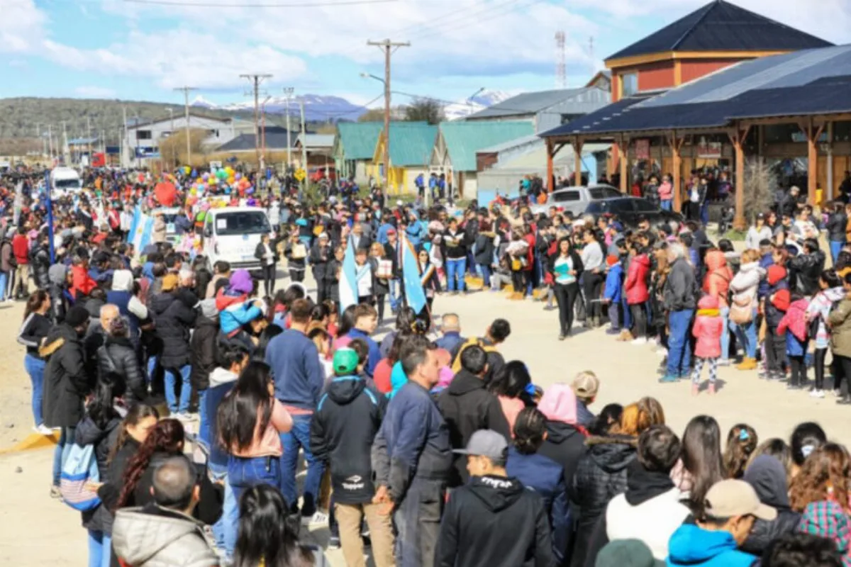Tolhuin celebra sus 54 años con acto protocolar, desfile cívico-militar y corte de torta