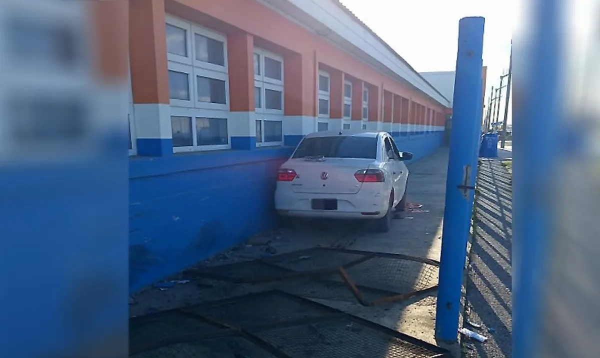 Menor de 16 años chocó y terminó dentro del predio del Colegio Antártida Argentina