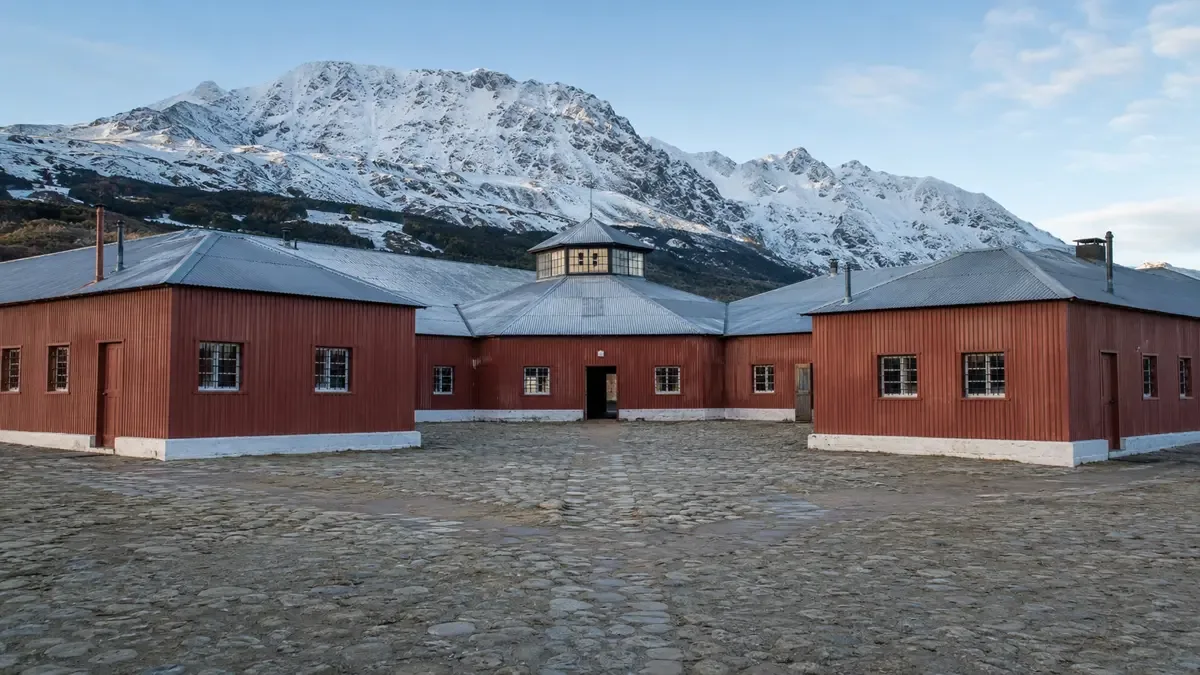 Pabellones en forma de estrella del ex Presidio de Ushuaia con paredes de chapa acanalada