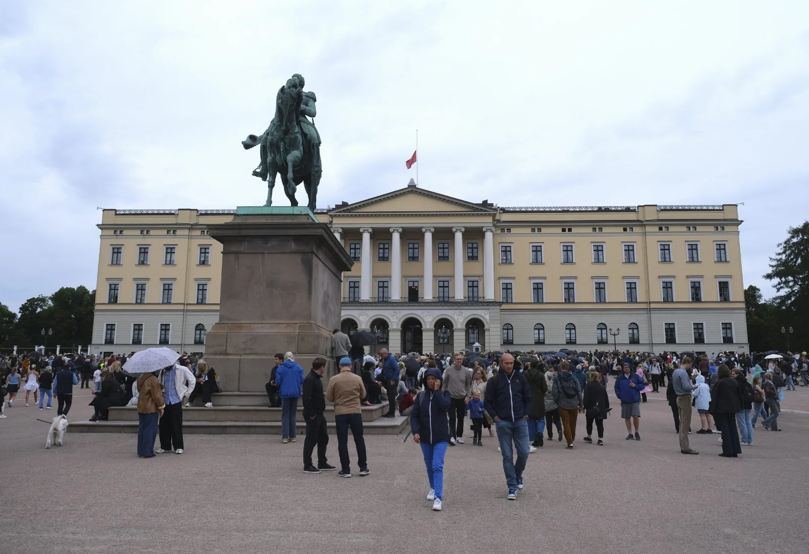 Noruega despide al rey Harald V, el monarca deportista que eligió el amor a primera vista