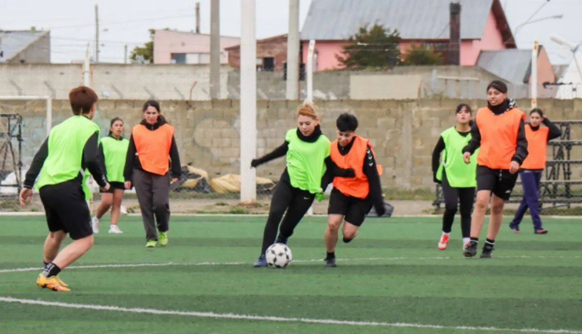 Preseleccionado femenino de fútbol de Tierra del Fuego entrena en Río Grande rumbo a los Juegos de la Araucanía