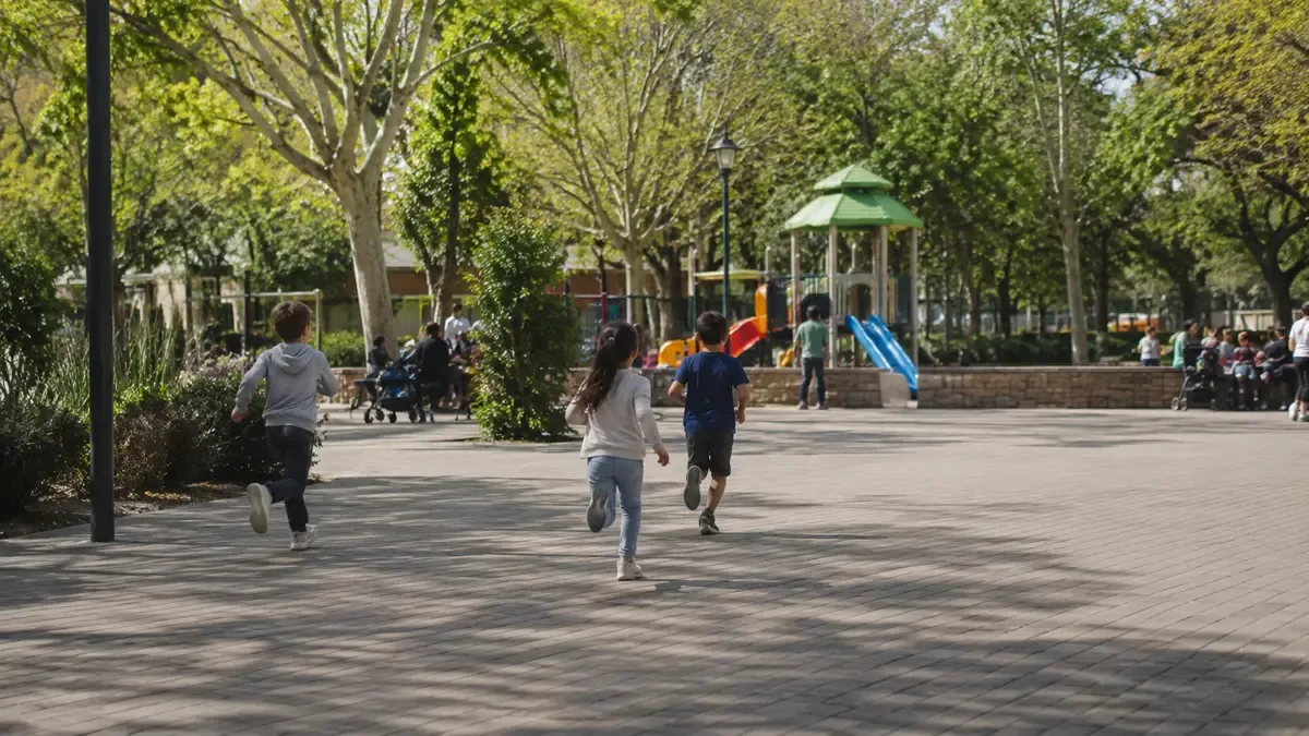 Niños jugando en una plaza, tomados a distancia