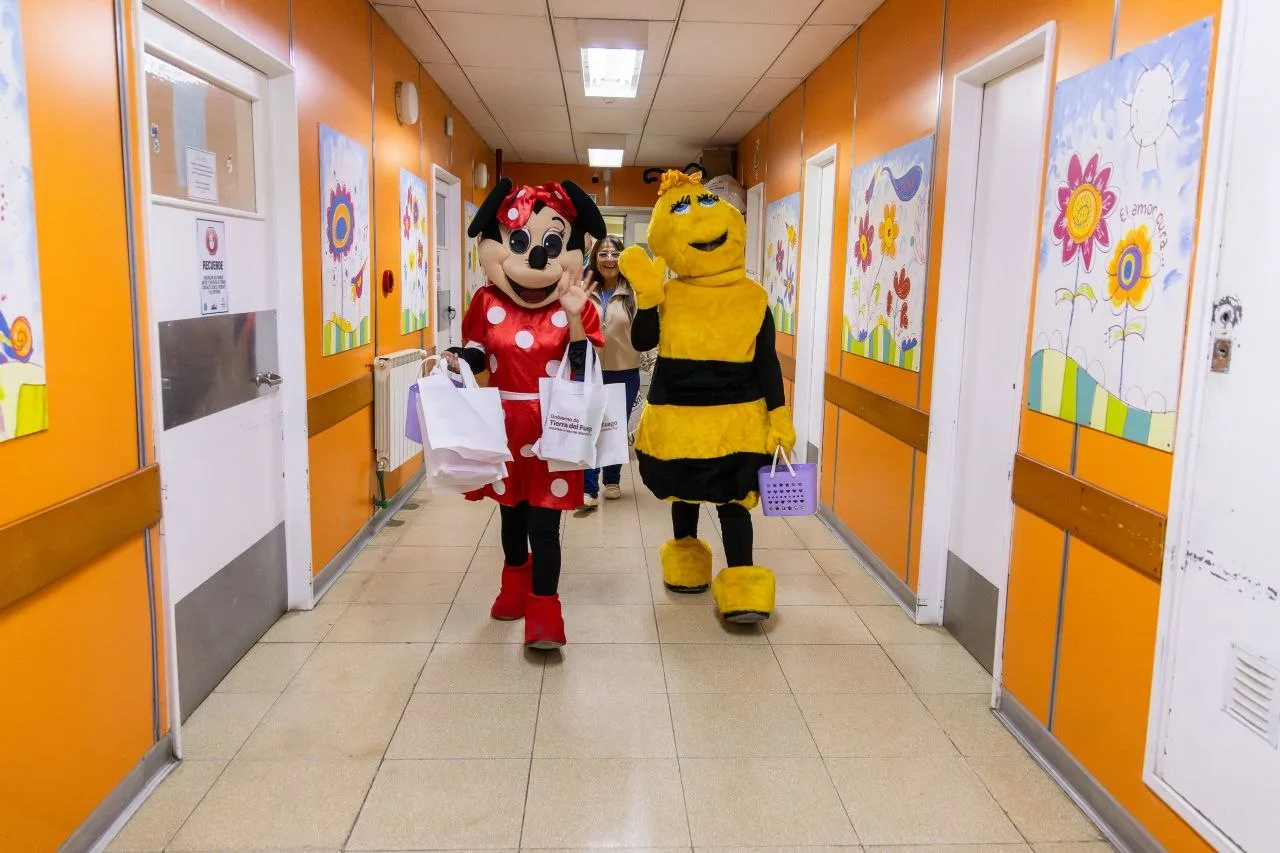 Personajes infantiles y superhéroes llevaron regalos a chicos internados en Ushuaia y Río Grande