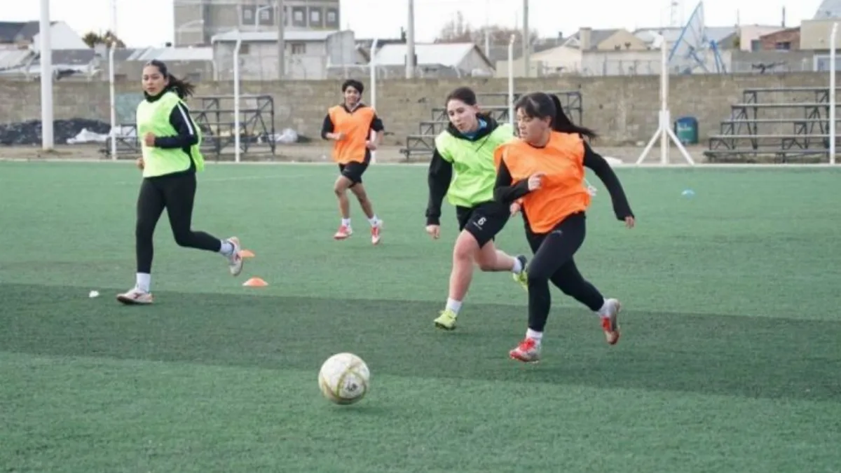 El seleccionado femenino de fútbol de Tierra del Fuego sigue su preparación para los Juegos de la Araucanía