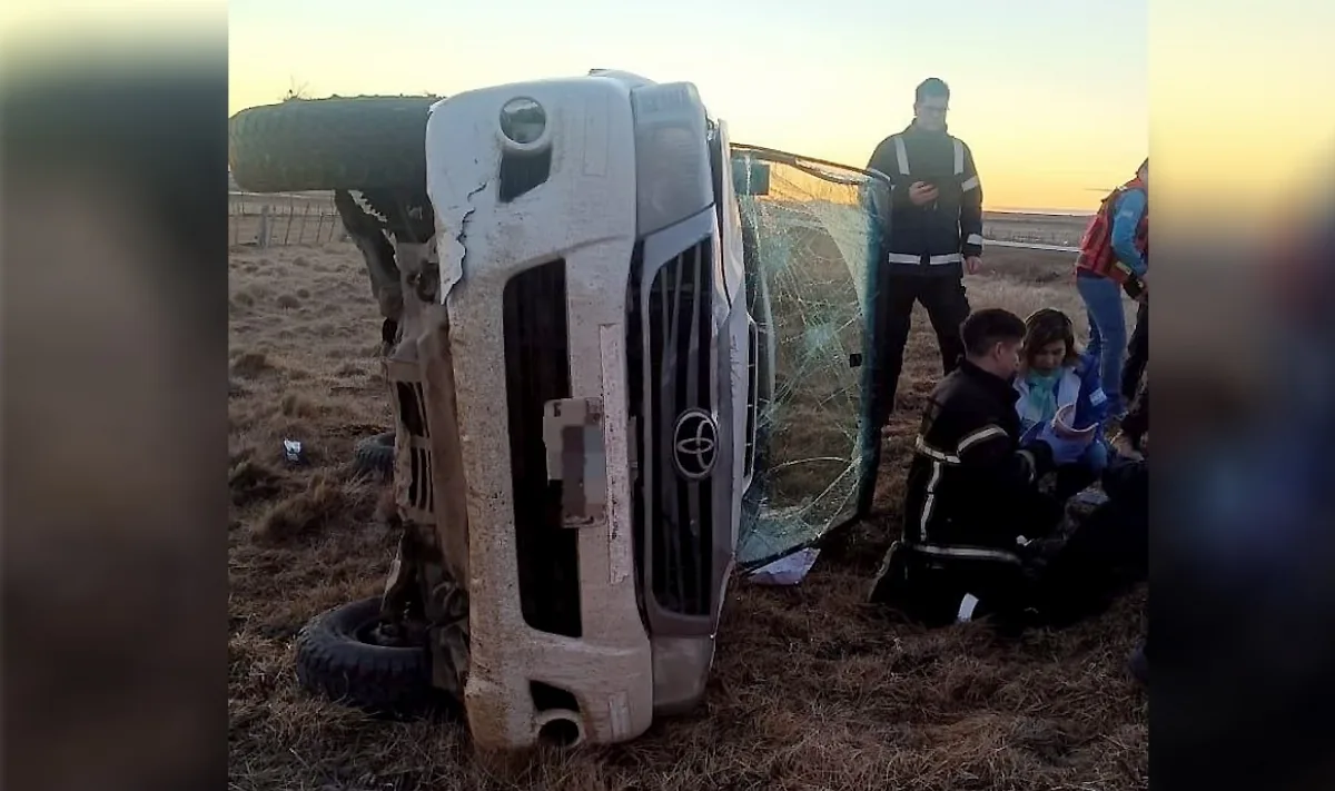 Volcó una Hilux en la Ruta 3 de Río Grande y su conductor quedó herido