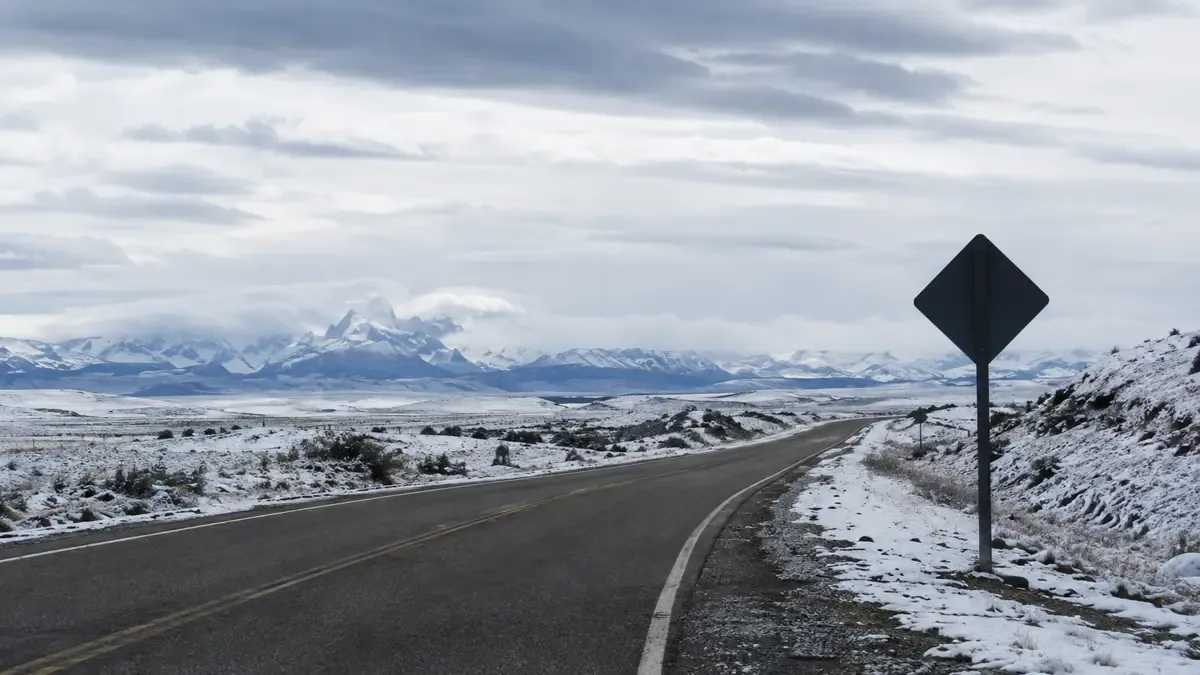 Ruta patagónica en Tierra del Fuego durante el invierno