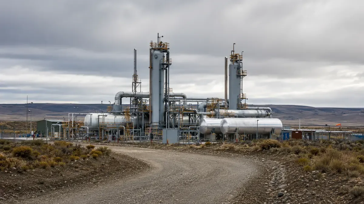 Planta de tratamiento de gas con tanques y tuberías en la estepa patagónica