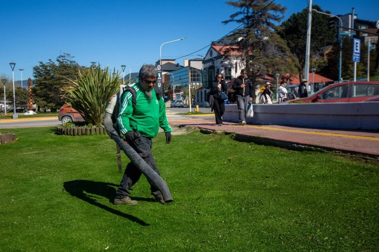 Ushuaia: avanzan tareas de poda, limpieza y mantenimiento en plazas y espacios verdes