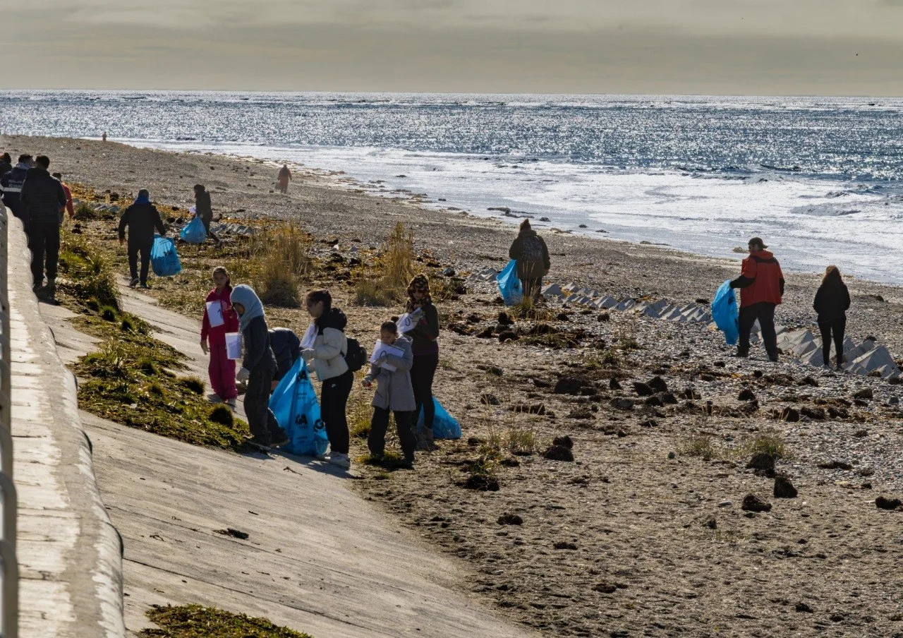 Vecinos de Ushuaia realizaron plogging en la costa durante la Semana de la Movilidad Sustentable