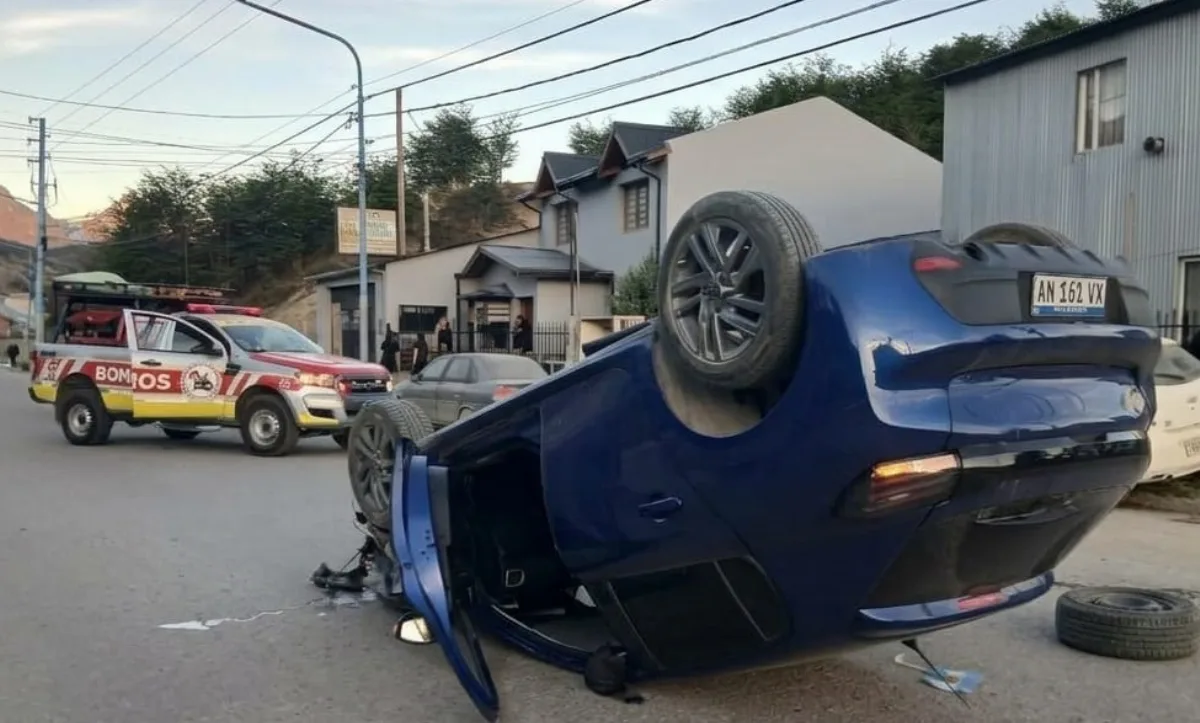 Volcó un Peugeot 208 en Ushuaia y dañó dos autos estacionados